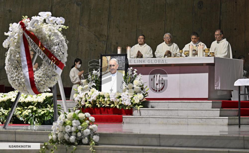 Mass held in Tokyo to mourn pope