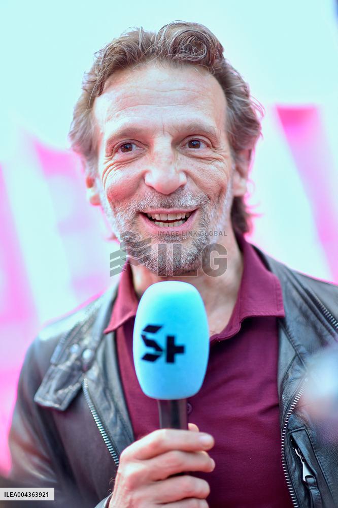 8th Canneseries - Pink Carpet