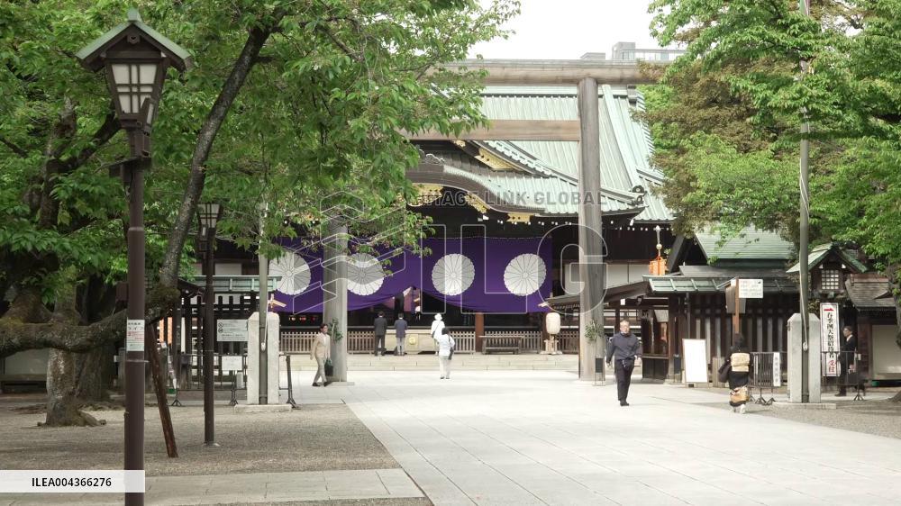 Ex-economic security minister at Tokyo's Yasukuni shrine