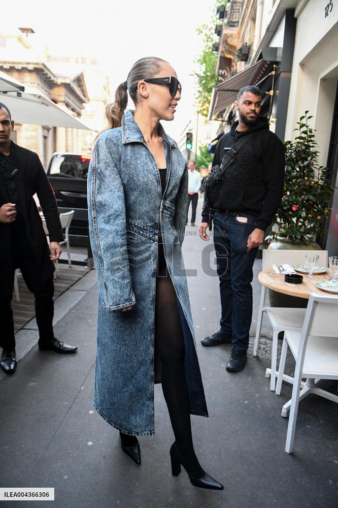Miley Arrives at A Parisian Restaurant - Paris