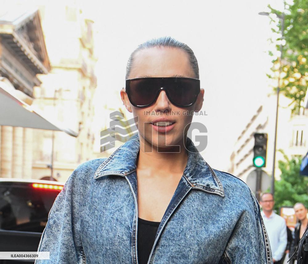 Miley Arrives at A Parisian Restaurant - Paris