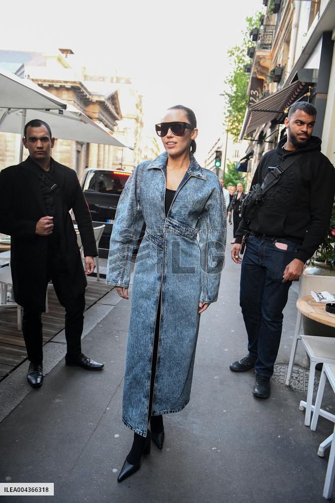 Miley Arrives at A Parisian Restaurant - Paris