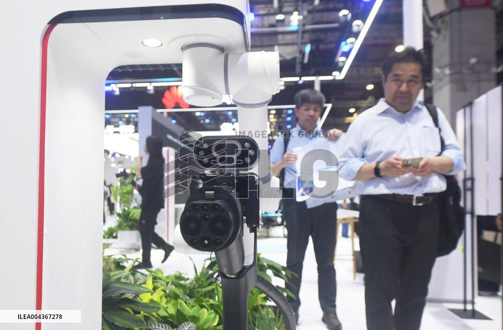Huawei Fast Charging Robot