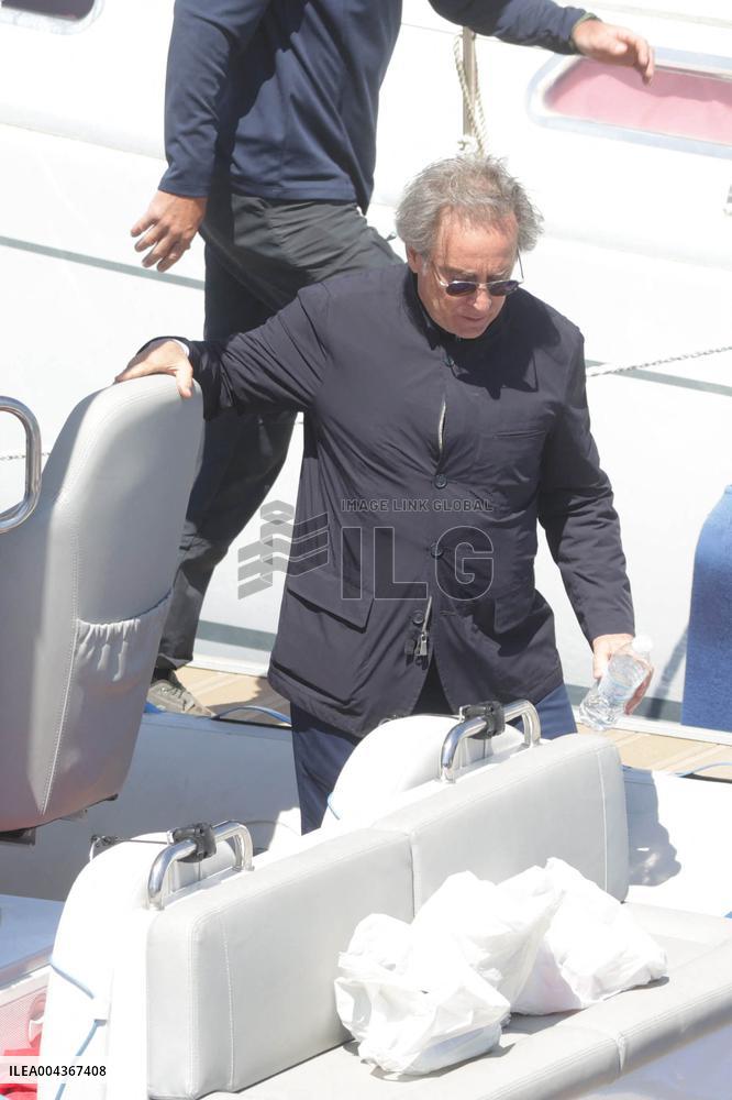 King Juan Carlos and Infanta Elena enjoy a new day of regattas