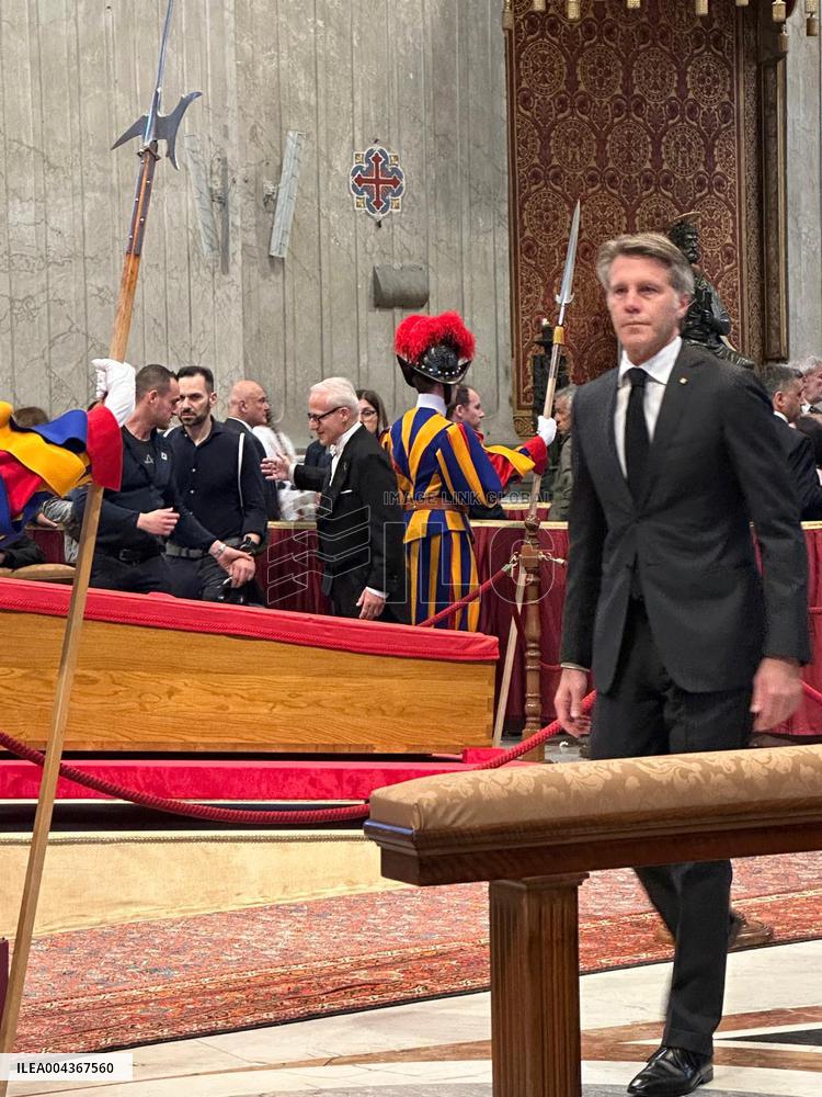 Prince Emanuele Filiberto pays tribute to Pope Francis - Vatican