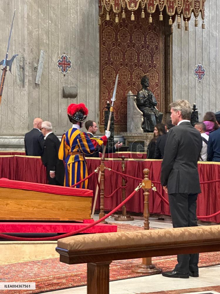 Prince Emanuele Filiberto pays tribute to Pope Francis - Vatican