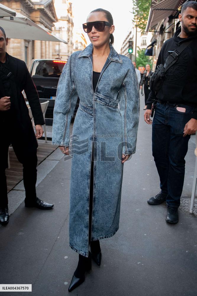 Miley Cyrus Arrives at A Parisian Restaurant - Paris