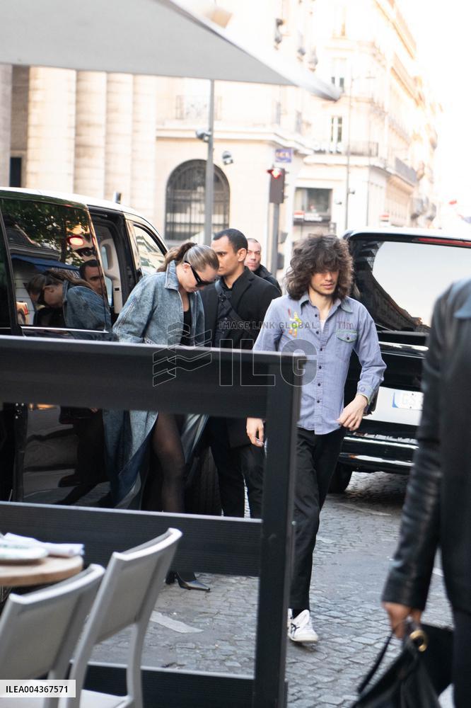 Miley Cyrus Arrives at A Parisian Restaurant - Paris