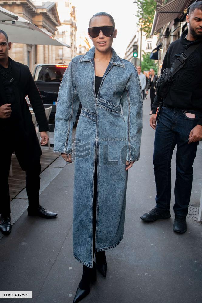 Miley Cyrus Arrives at A Parisian Restaurant - Paris