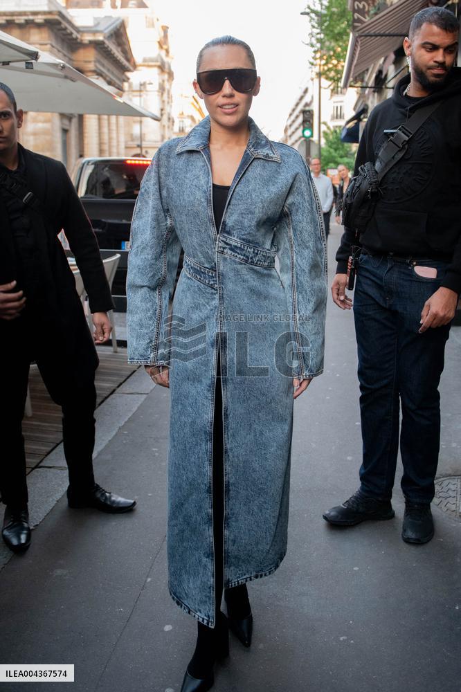 Miley Cyrus Arrives at A Parisian Restaurant - Paris