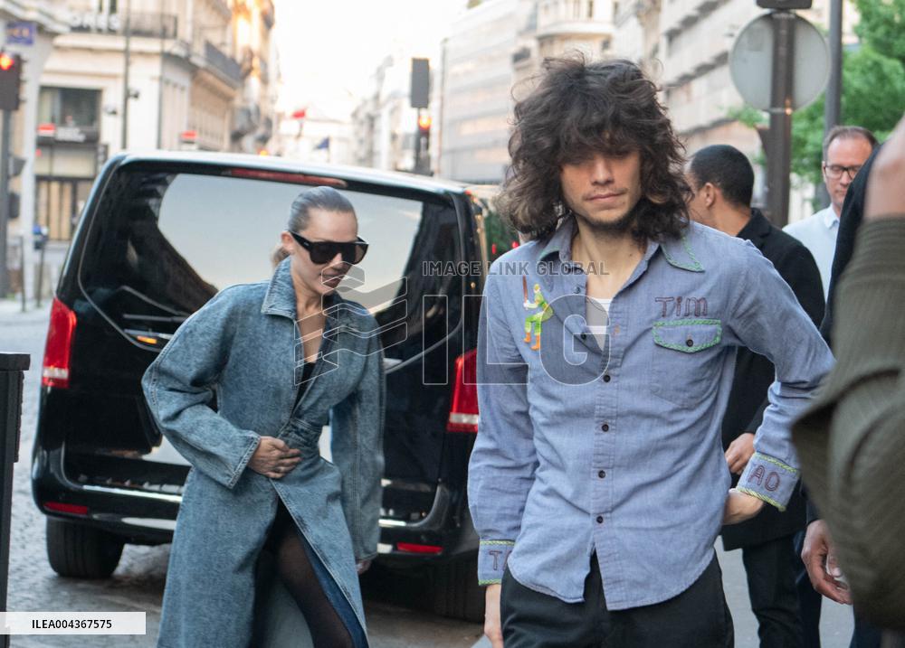 Miley Cyrus Arrives at A Parisian Restaurant - Paris