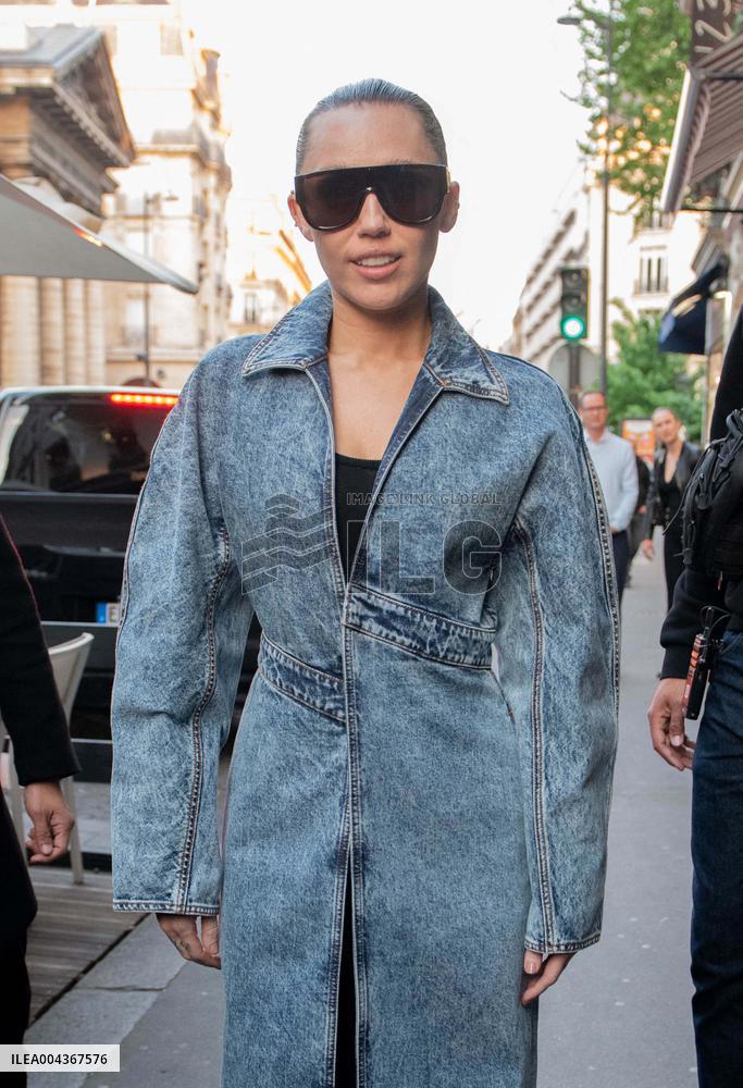 Miley Cyrus Arrives at A Parisian Restaurant - Paris