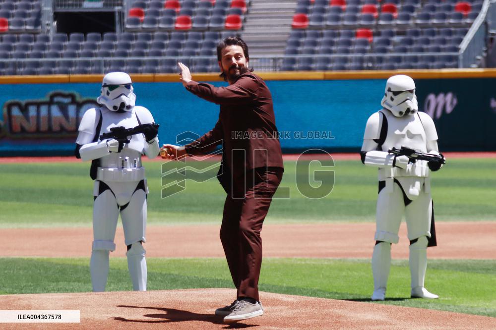 Diego Luna At Mexican Baseball League - Mexico