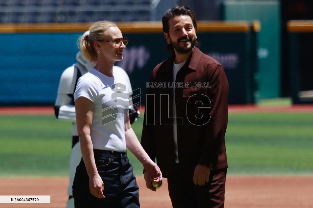 Diego Luna At Mexican Baseball League - Mexico