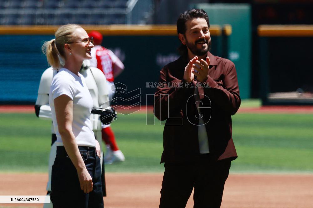 Diego Luna At Mexican Baseball League - Mexico