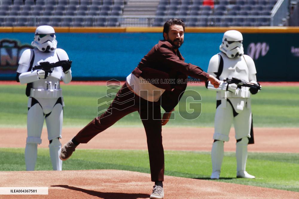 Diego Luna At Mexican Baseball League - Mexico