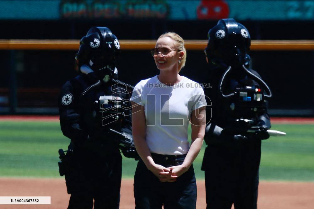Diego Luna At Mexican Baseball League - Mexico