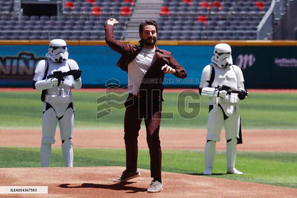 Diego Luna At Mexican Baseball League - Mexico