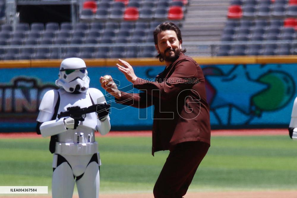 Diego Luna At Mexican Baseball League - Mexico
