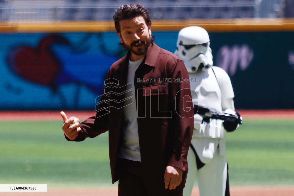 Diego Luna At Mexican Baseball League - Mexico