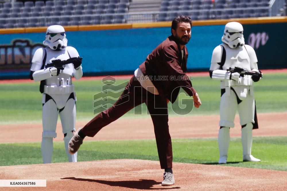 Diego Luna At Mexican Baseball League - Mexico