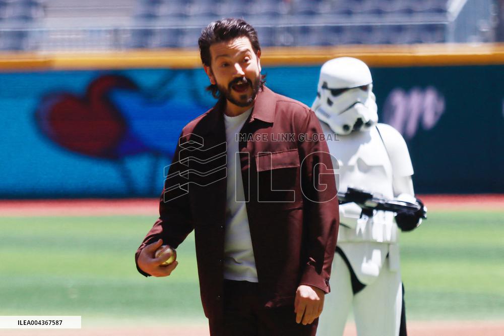 Diego Luna At Mexican Baseball League - Mexico