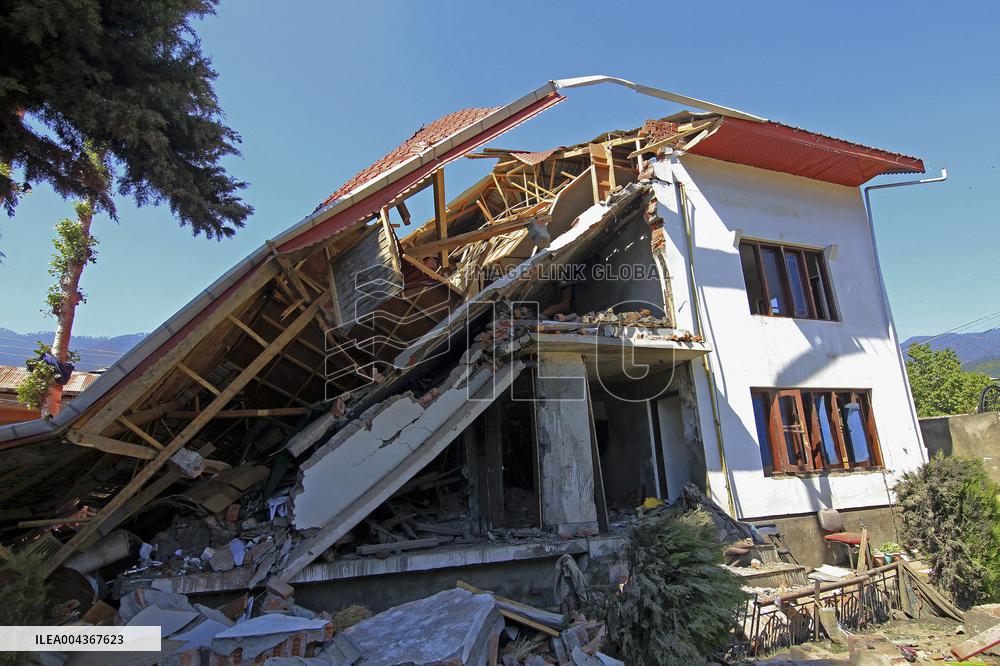 Kashmir Militant Homes Raided - India