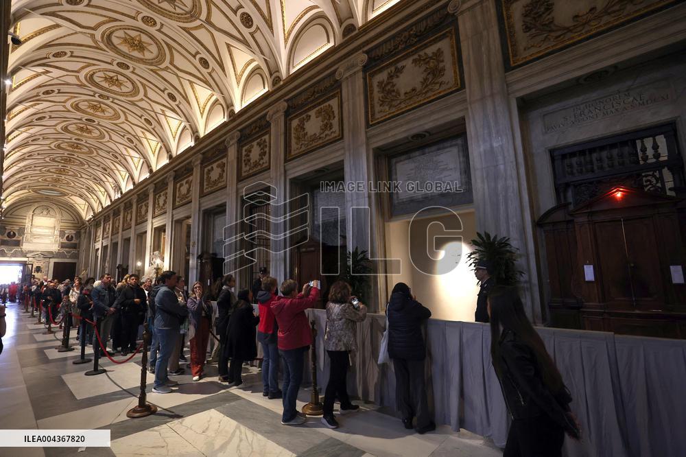 Homage of the faithful at the Tomb of Pope Francis in Santa Maria Maggiore - Rome