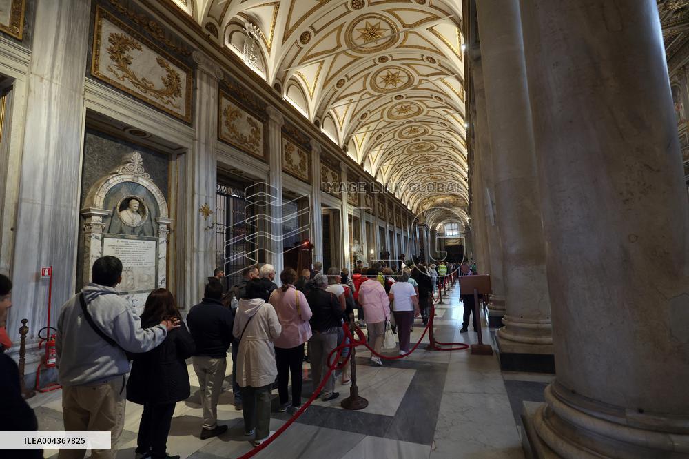 Homage of the faithful at the Tomb of Pope Francis in Santa Maria Maggiore - Rome