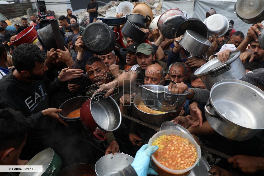 Food Distribution in Beit Lahia - Gaza