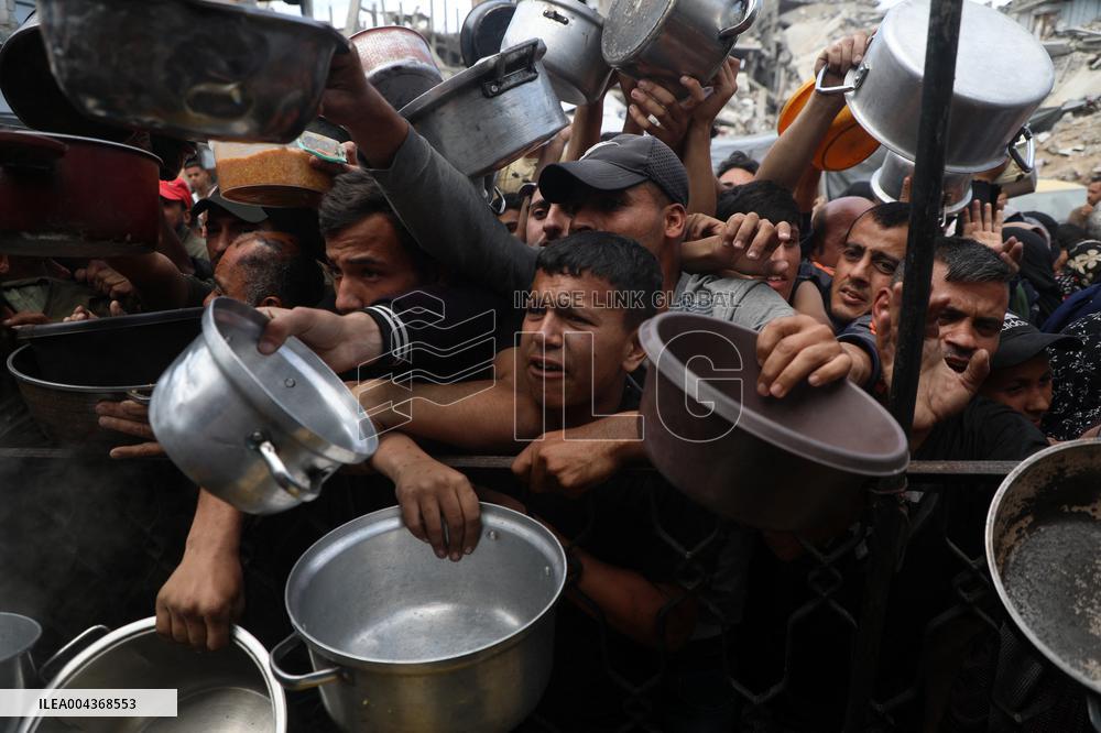 Food Distribution in Beit Lahia - Gaza