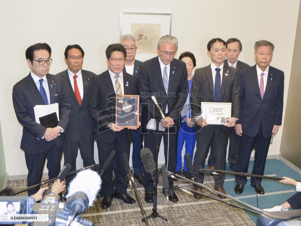 Head of abductee families group departs for Washington