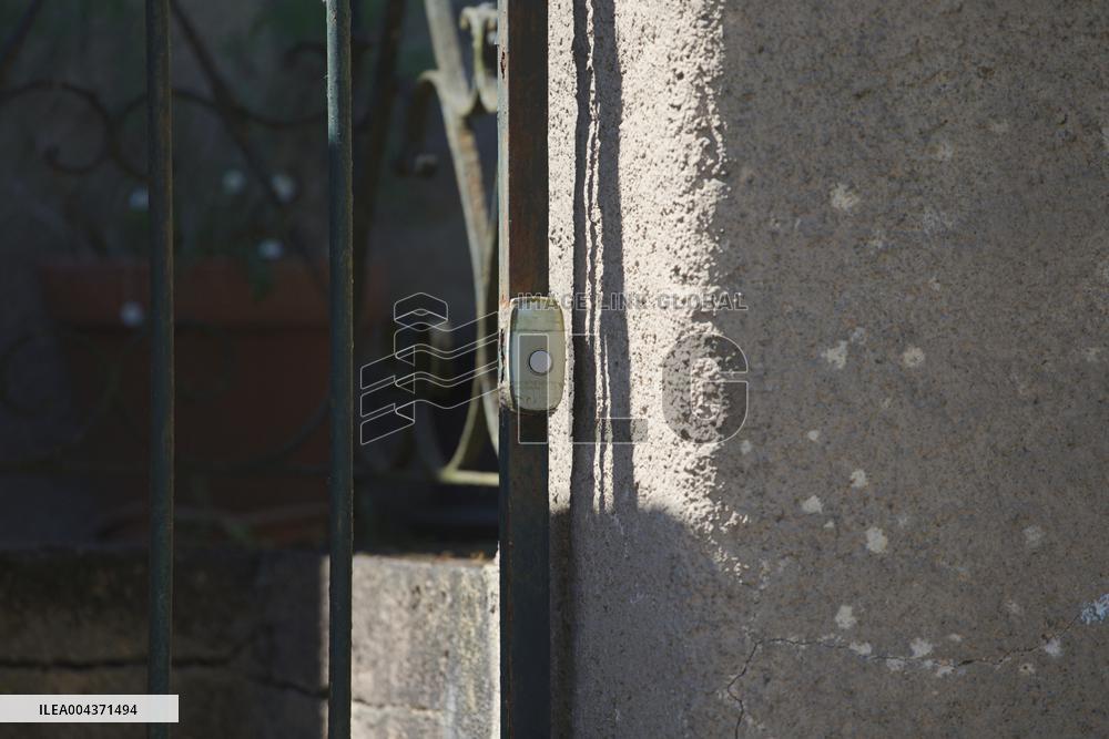 Woman Injured Husband Found Dead Throat Slit - Nantes