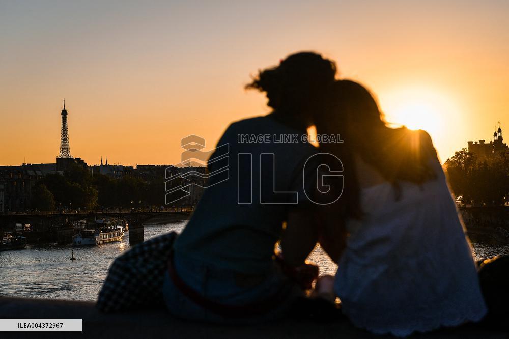 Tourists with sunset in Paris - FA
