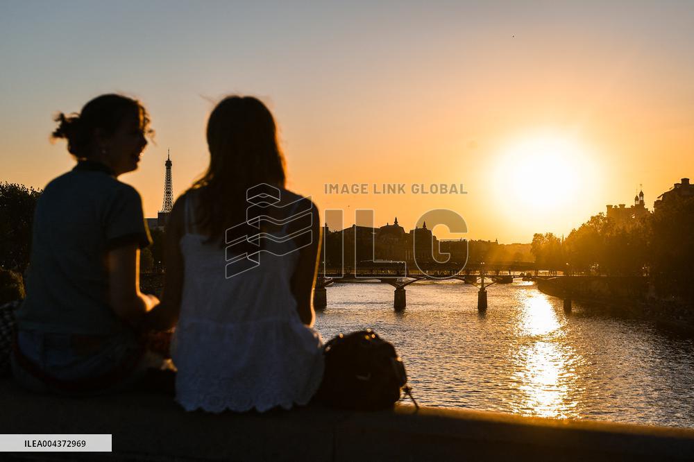 Tourists with sunset in Paris - FA