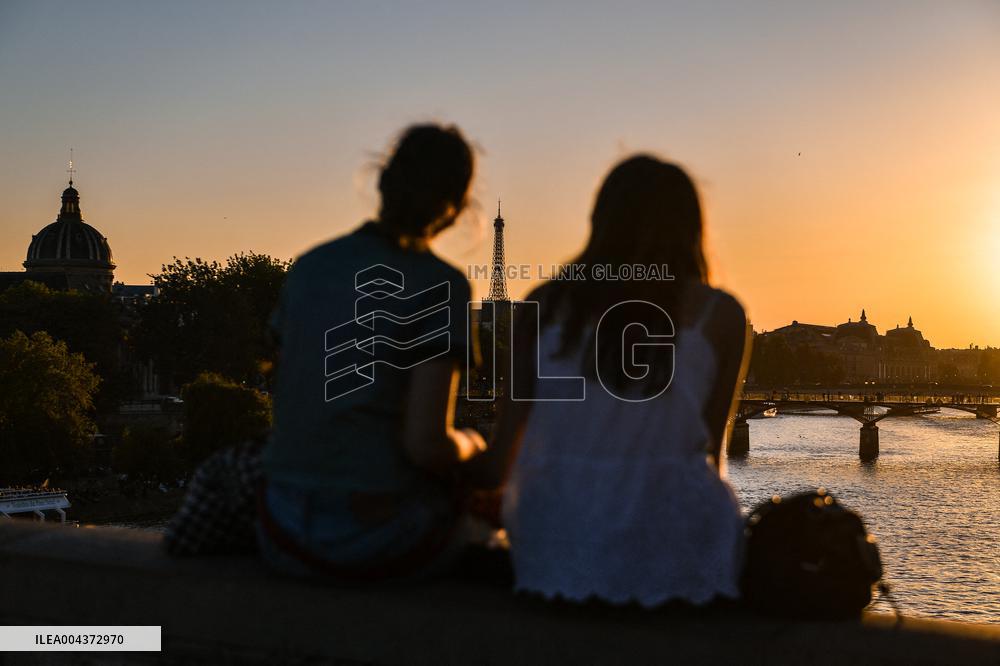 Tourists with sunset in Paris - FA