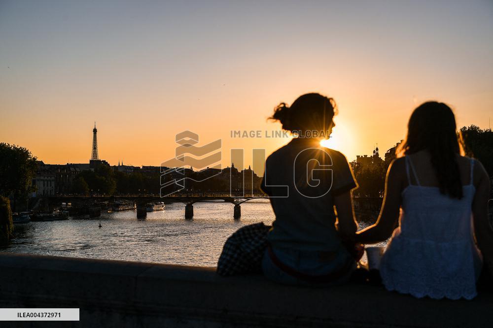 Tourists with sunset in Paris - FA