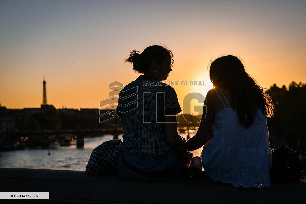 Tourists with sunset in Paris - FA