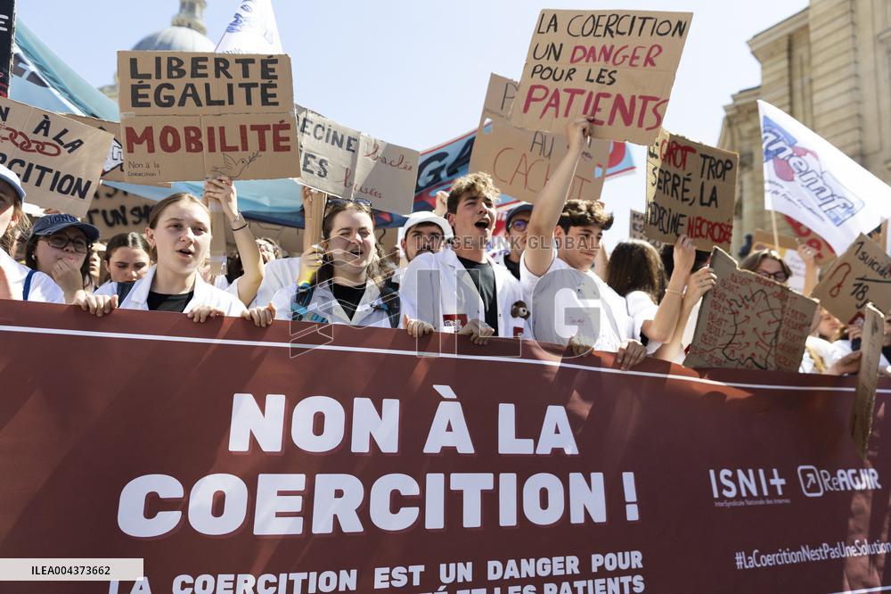 Protest Against Garot Law on Medical Deserts - Paris