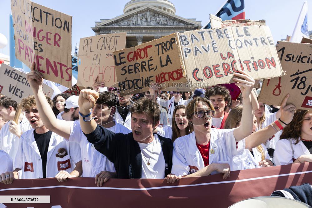 Protest Against Garot Law on Medical Deserts - Paris