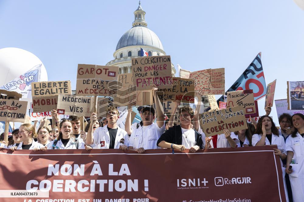 Protest Against Garot Law on Medical Deserts - Paris