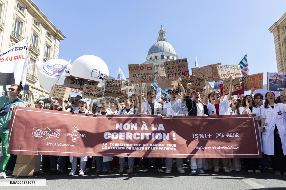 Protest Against Garot Law on Medical Deserts - Paris