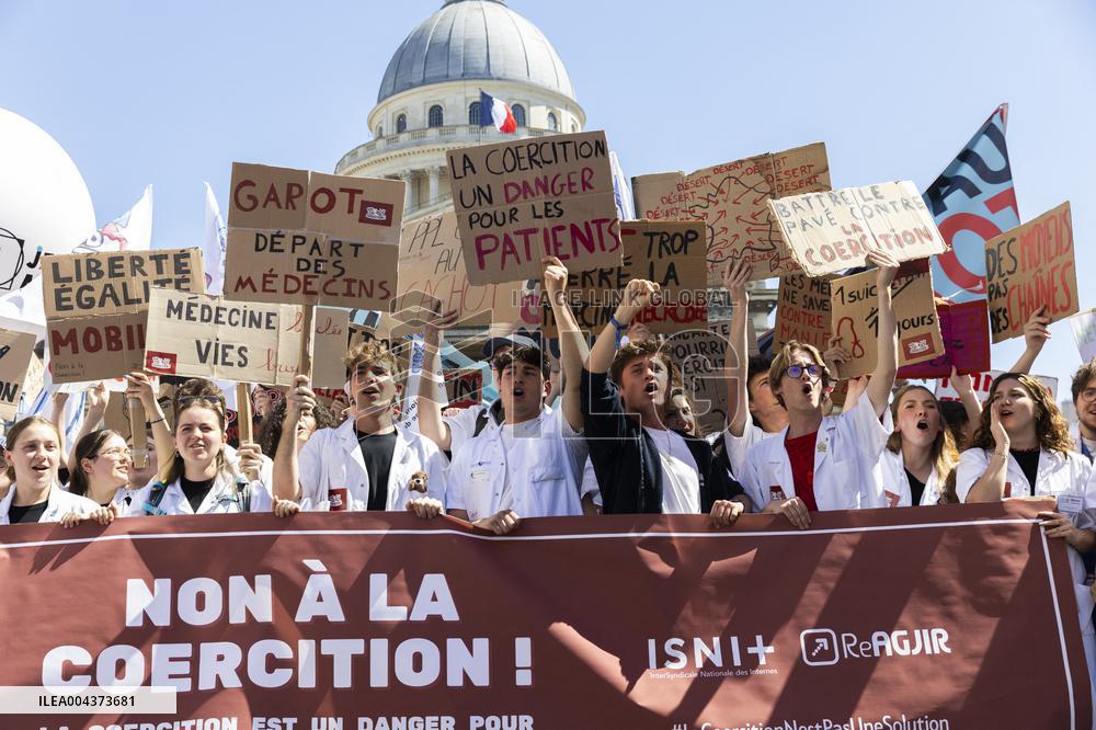 Protest Against Garot Law on Medical Deserts - Paris
