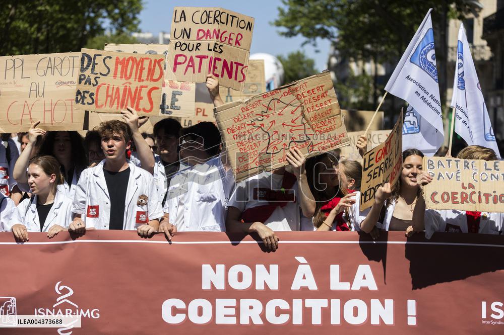 Protest Against Garot Law on Medical Deserts - Paris