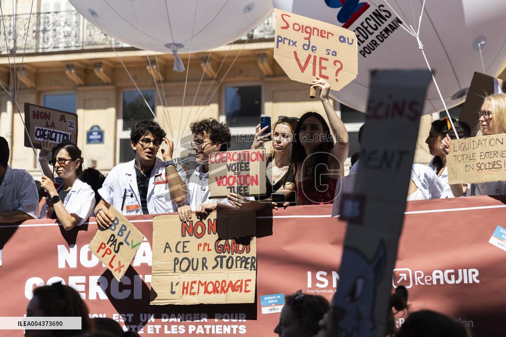 Protest Against Garot Law on Medical Deserts - Paris