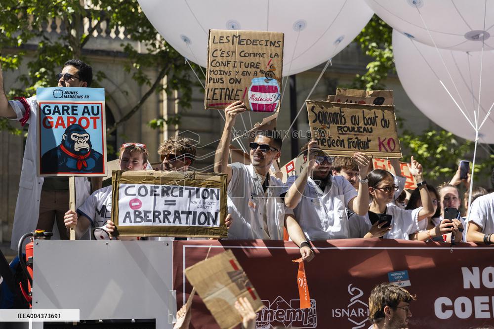 Protest Against Garot Law on Medical Deserts - Paris