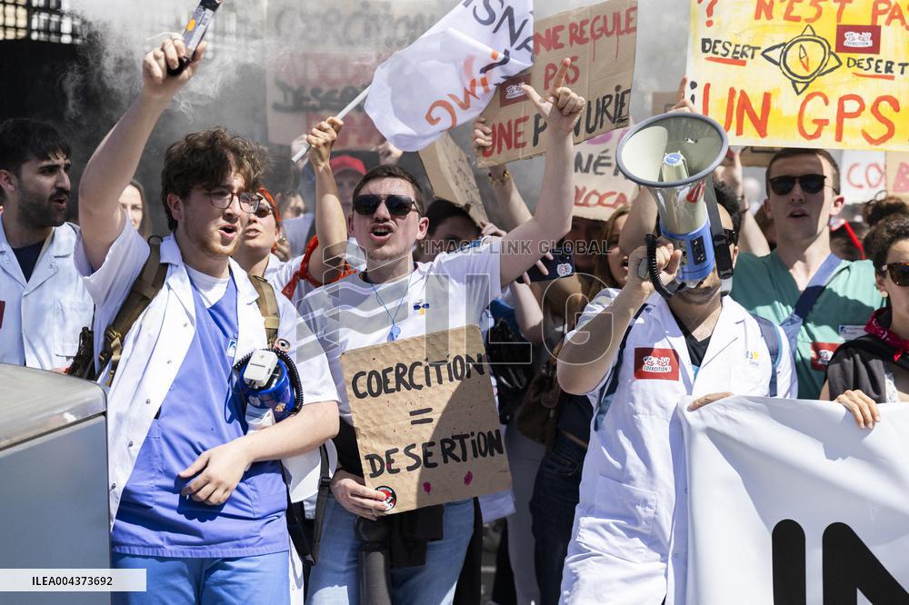 Protest Against Garot Law on Medical Deserts - Paris
