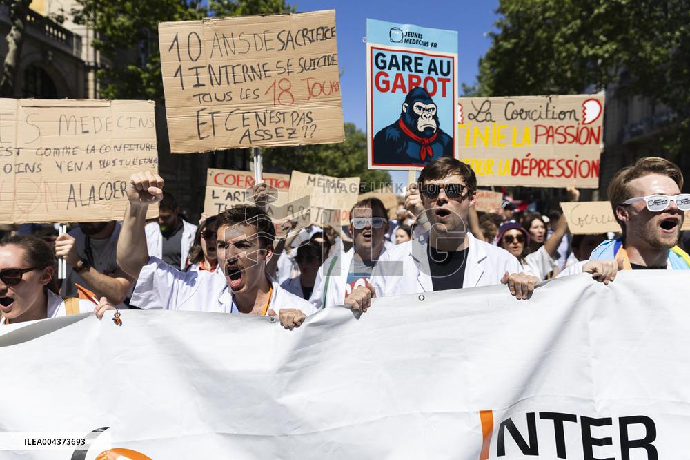 Protest Against Garot Law on Medical Deserts - Paris