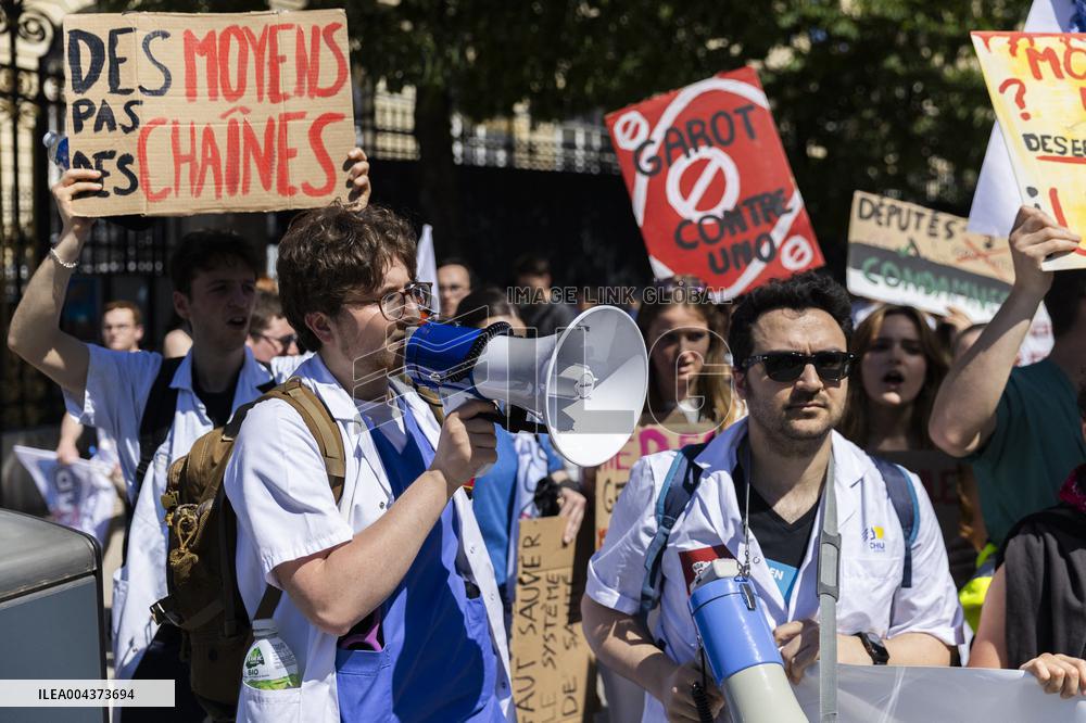 Protest Against Garot Law on Medical Deserts - Paris