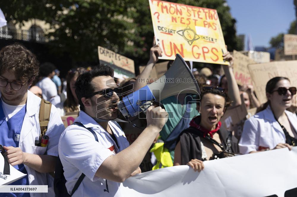 Protest Against Garot Law on Medical Deserts - Paris